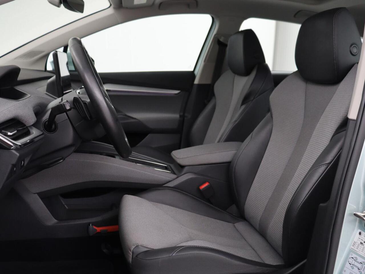 Skoda Enyaq iV 80 | Panoramadak | Trekhaak | Stoelverwarming | Camera | Sfeerverlichting | Carplay | Navigatie | Achterbankverwarming | Full LED | Parkeerhulp | Cruise control