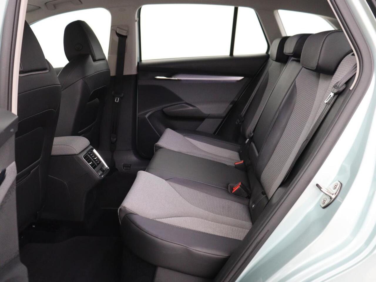 Skoda Enyaq iV 80 | Panoramadak | Trekhaak | Stoelverwarming | Camera | Sfeerverlichting | Carplay | Navigatie | Achterbankverwarming | Full LED | Parkeerhulp | Cruise control