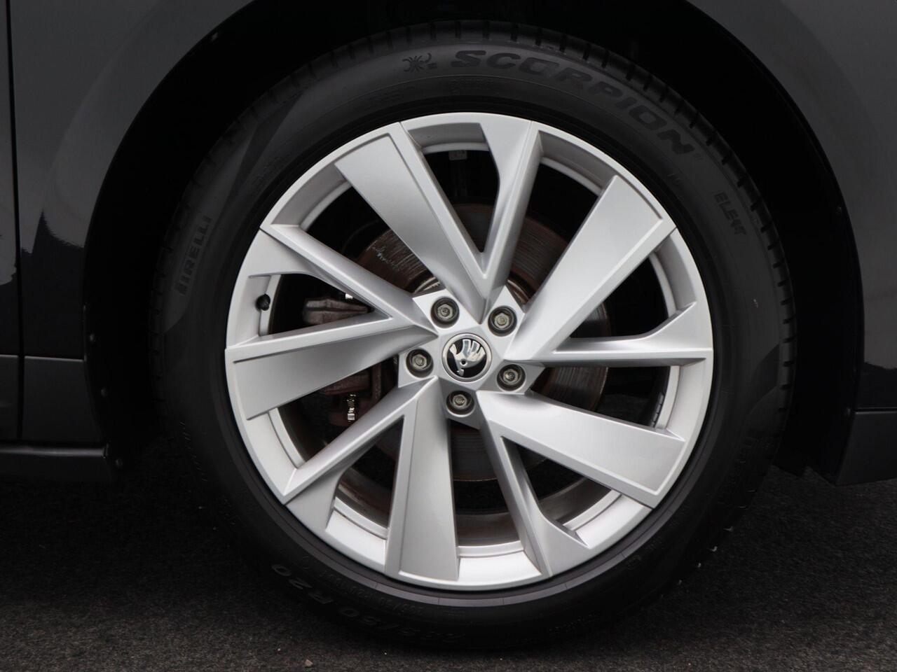 Skoda Enyaq iV 60 | SOH 92% | Stoelverwarming | Trekhaak | CarPlay | Adaptive Cruise | Camera | 20 Inch | 108.874 Km!