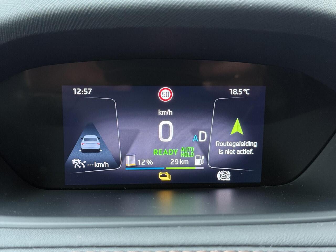 Skoda Enyaq iV 60 | 180 PK | SoH 90% | Panoramadak | Matrix LED koplampen | Lederen bekleding | Adaptive cruise control | Voorstoelen verwarmd |