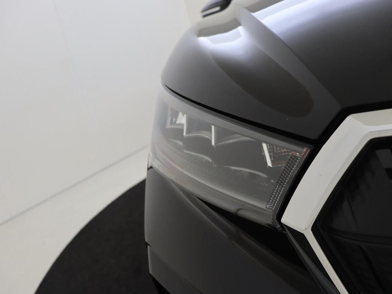 Skoda Enyaq iV 60 | Achteruitrijcamera | Parkeerassistent | Navigatie | Cruise control | Voorklimatisering | Sfeerverlichting | Elektrisch inklapbare buitenspiegels |