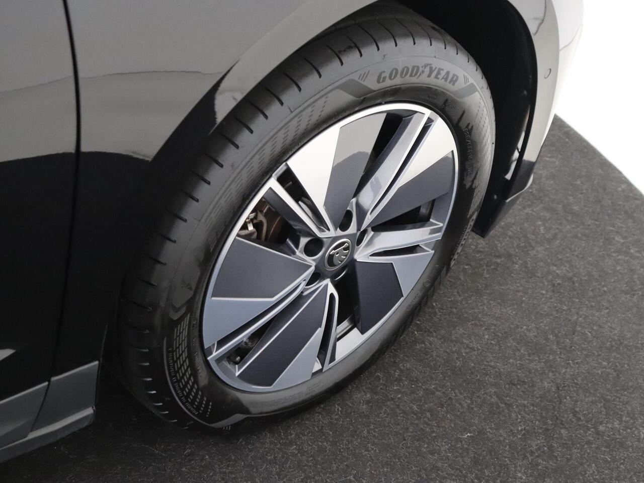 Skoda Enyaq iV 60 | Achteruitrijcamera | Parkeerassistent | Navigatie | Cruise control | Voorklimatisering | Sfeerverlichting | Elektrisch inklapbare buitenspiegels |