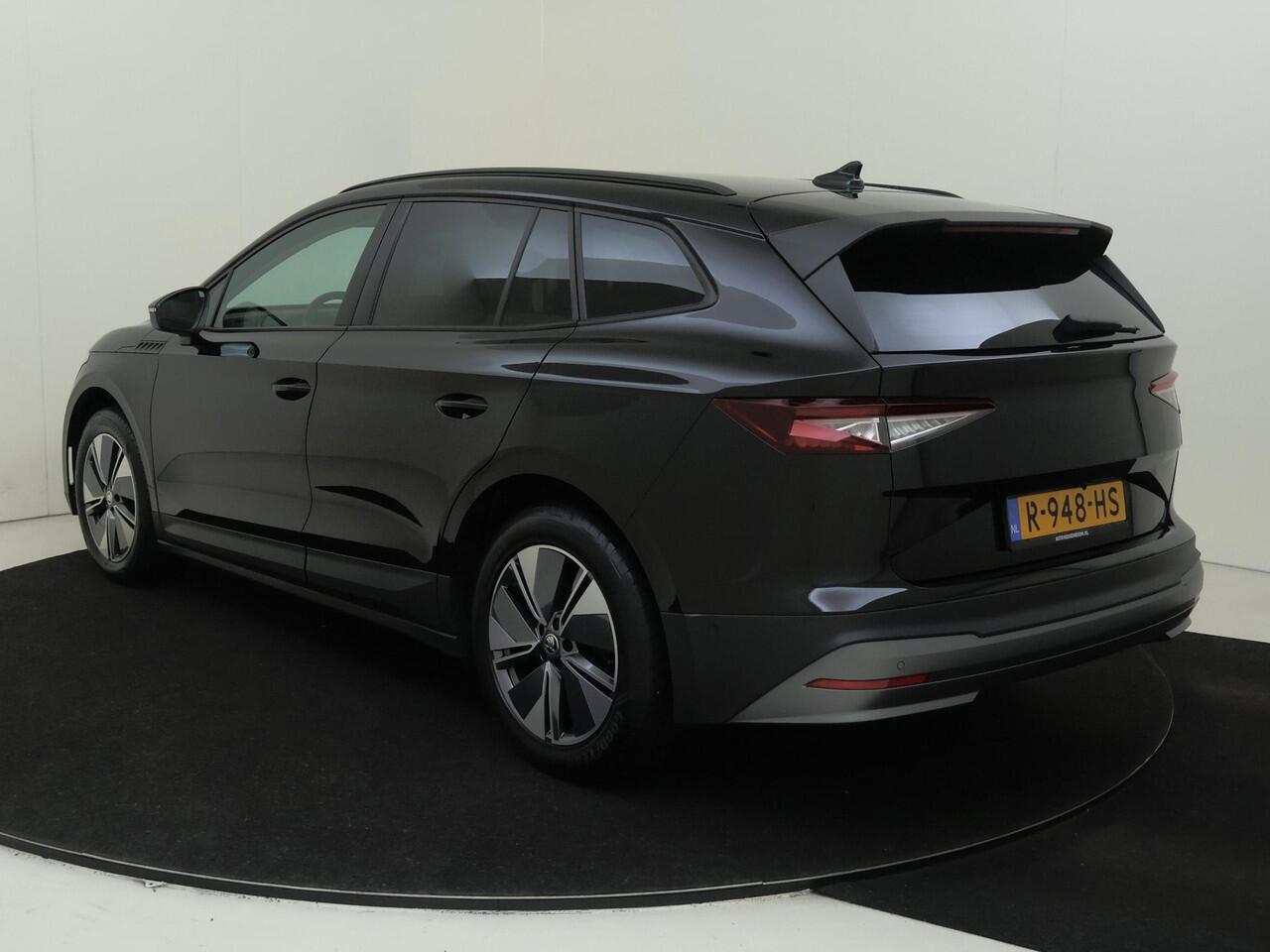 Skoda Enyaq iV 60 | Achteruitrijcamera | Parkeerassistent | Navigatie | Cruise control | Voorklimatisering | Sfeerverlichting | Elektrisch inklapbare buitenspiegels |