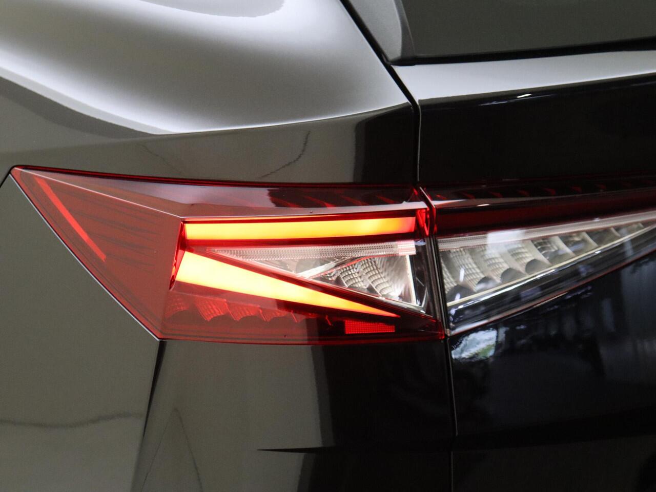 Skoda Enyaq iV 60 | Achteruitrijcamera | Parkeerassistent | Navigatie | Cruise control | Voorklimatisering | Sfeerverlichting | Elektrisch inklapbare buitenspiegels |