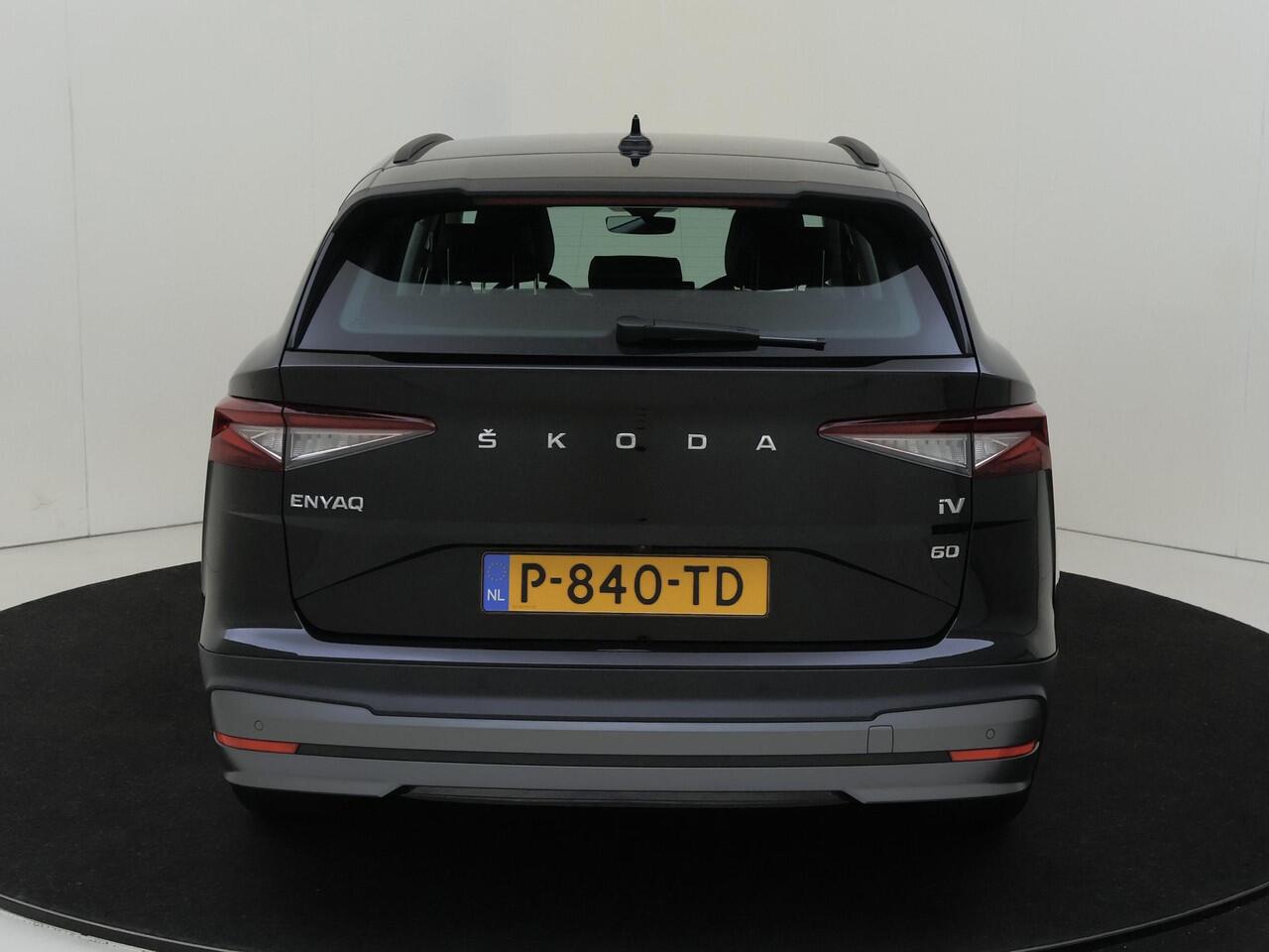 Skoda Enyaq iV 60 | 3-zone airco | Stoelverwarming | Achteruitrijcamera | Navigatie | Voorklimatisering | LED matrix verlichting | CarPlay |