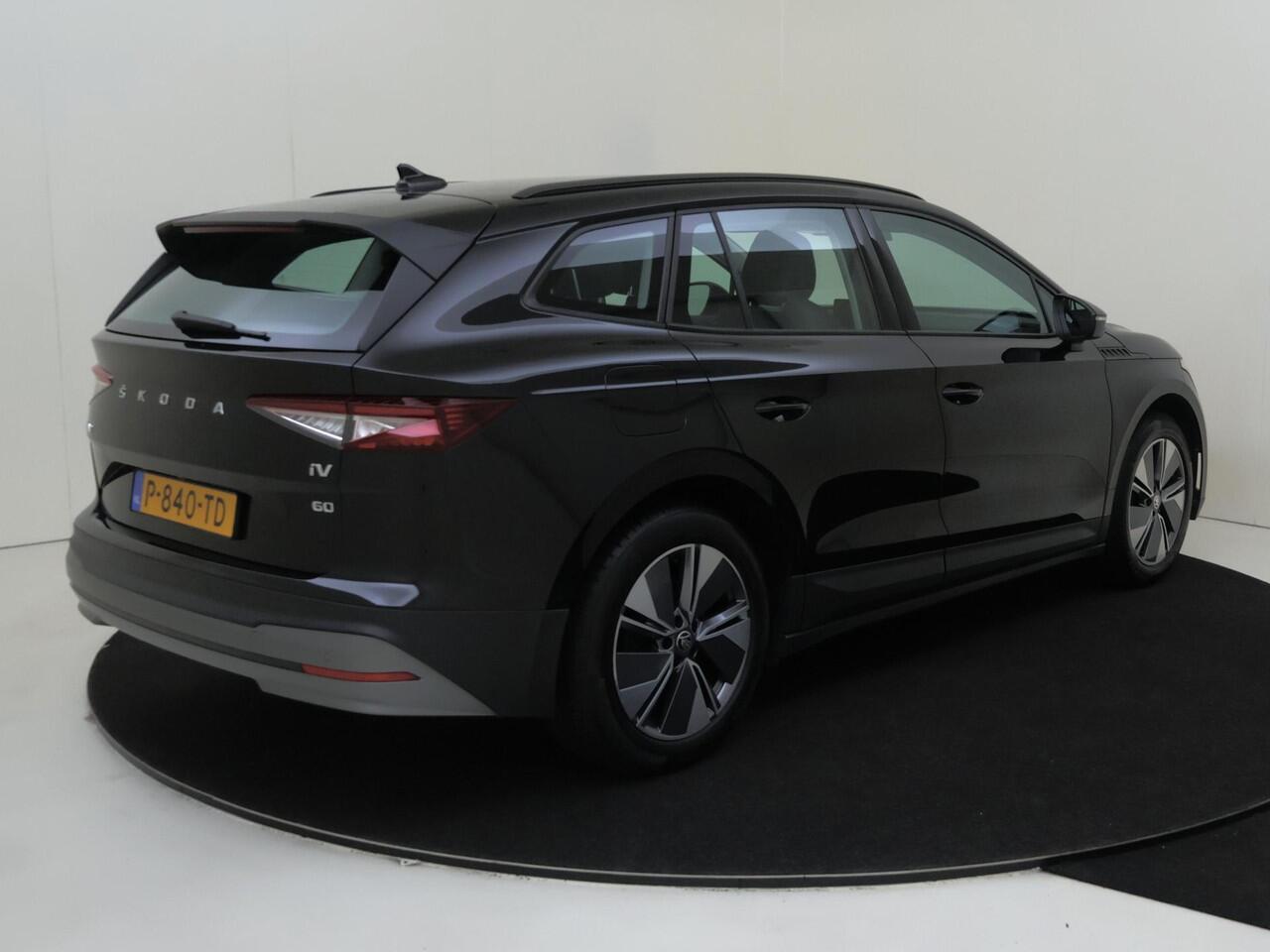 Skoda Enyaq iV 60 | 3-zone airco | Stoelverwarming | Achteruitrijcamera | Navigatie | Voorklimatisering | LED matrix verlichting | CarPlay |