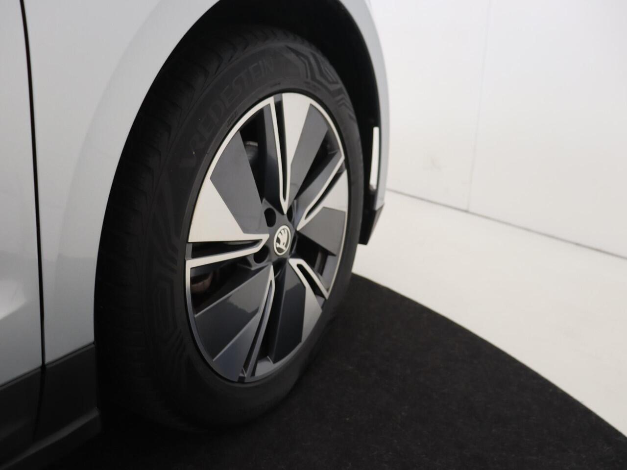 Skoda Enyaq iV 80 | Achteruitrijcamera | Dodehoek detectie | Stoel- en stuurwielverwarming | 3-zone airco | LED matrix verlichting | Adaptieve cruise control | Navigatie |