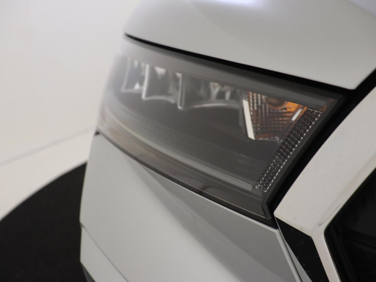 Skoda Enyaq iV 80 Business Edition | Dodehoek detectie | Stoel- en stuurwielverwarming | Achteruitrijcamera | 3-zone airco | Adaptieve cruise control | Navigatie | Keyless |