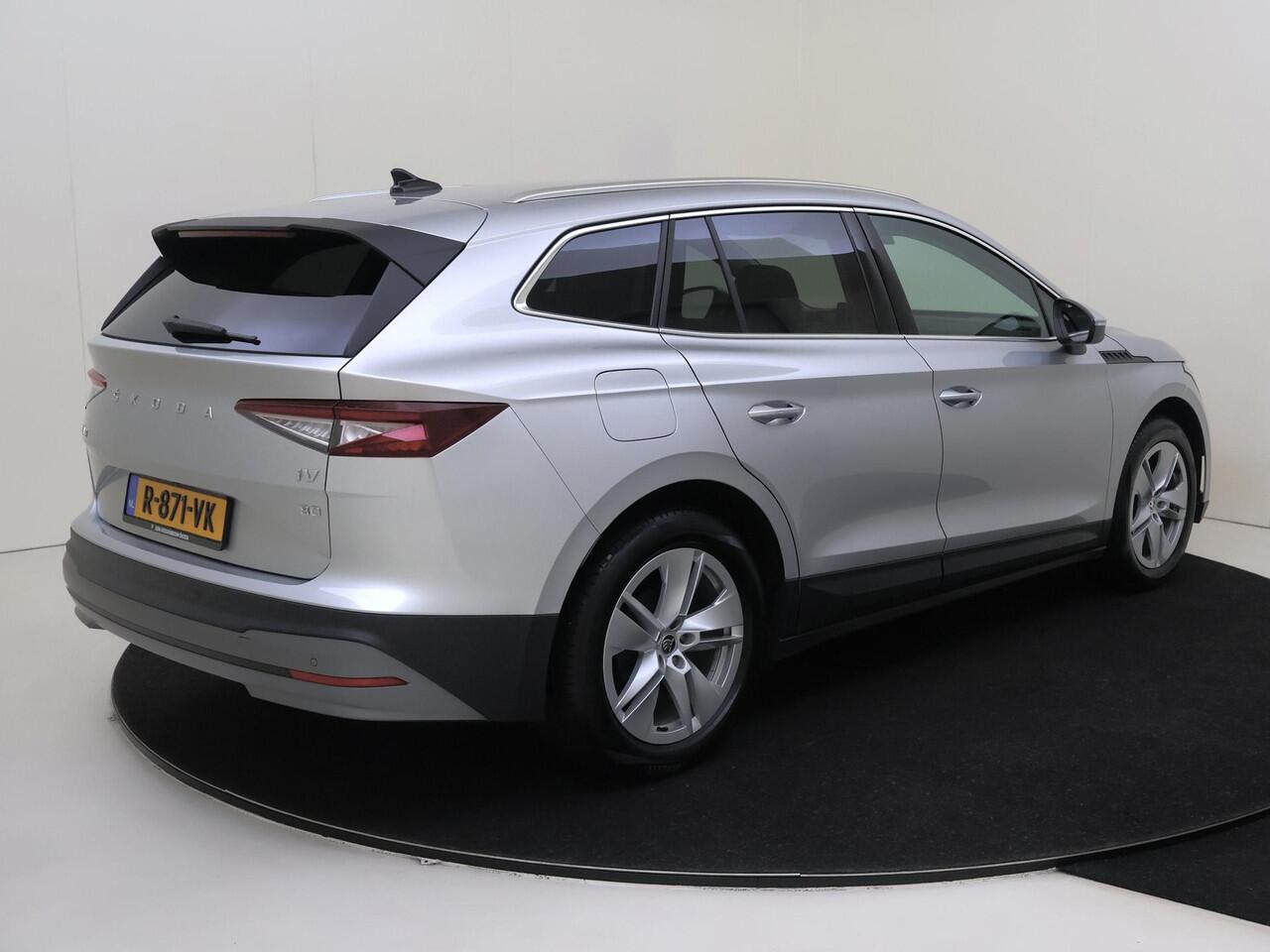 Skoda Enyaq iV 80 Business Edition | Dodehoek detectie | Stoel- en stuurwielverwarming | Achteruitrijcamera | 3-zone airco | Adaptieve cruise control | Navigatie | Keyless |