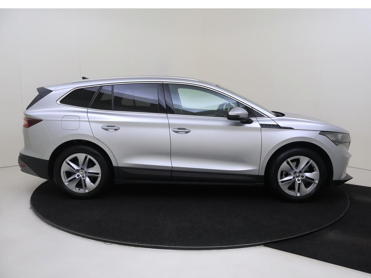 Skoda Enyaq iV 80 Business Edition | Dodehoek detectie | Stoel- en stuurwielverwarming | Achteruitrijcamera | 3-zone airco | Adaptieve cruise control | Navigatie | Keyless |