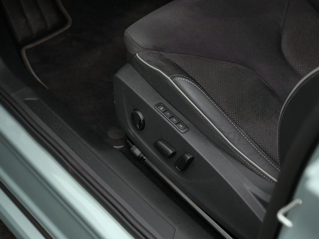 Skoda Enyaq iV 80X 265 pk Sportline | Warmtepomp | Panoramadak | Gegeugenstoel | Matrix LED | Stuur-/stoelverwarming | Leder/alcantara