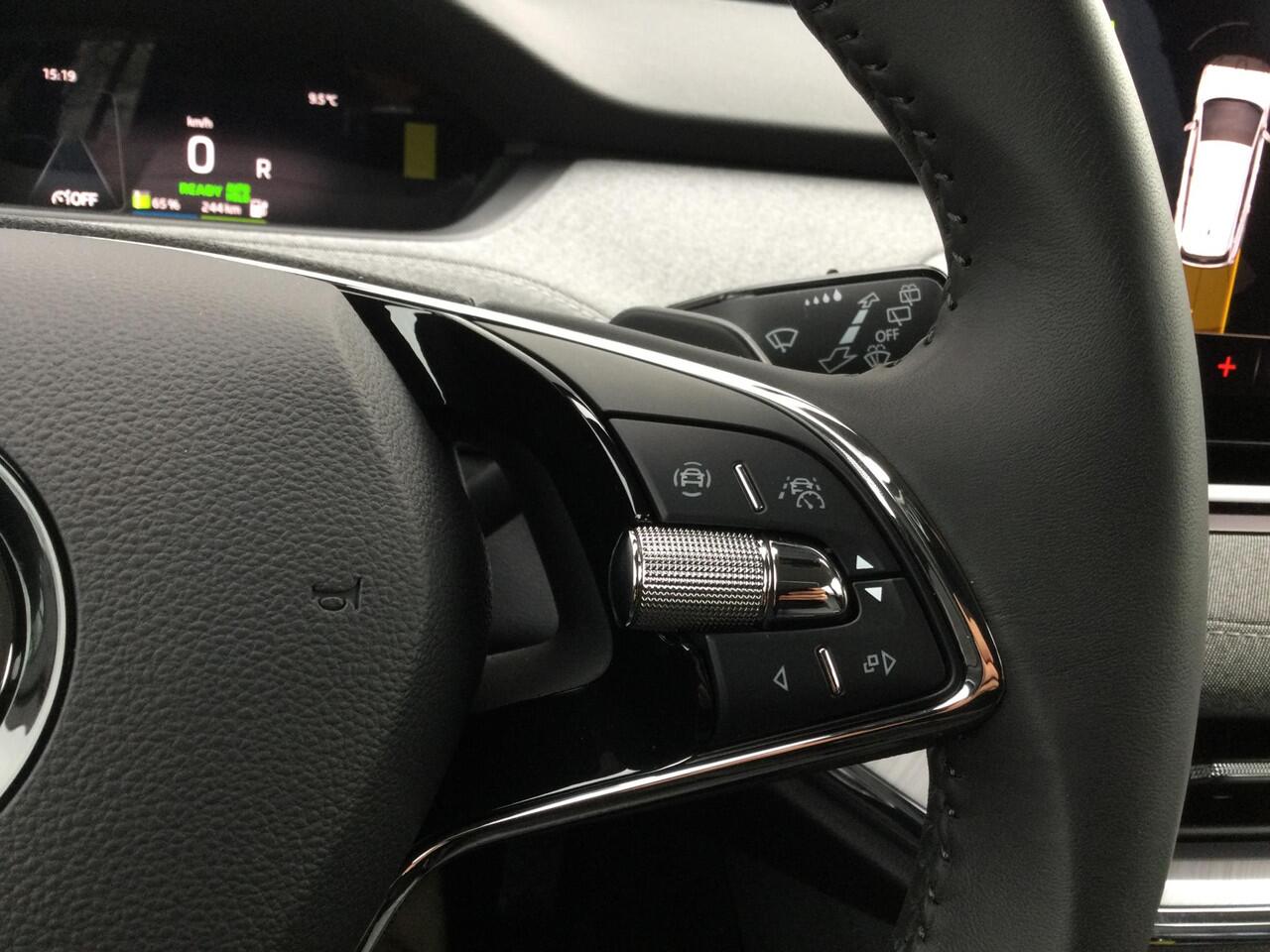 Skoda Enyaq iV 60 180PK Business Edition | LED | Stuurverwarming | Camera |