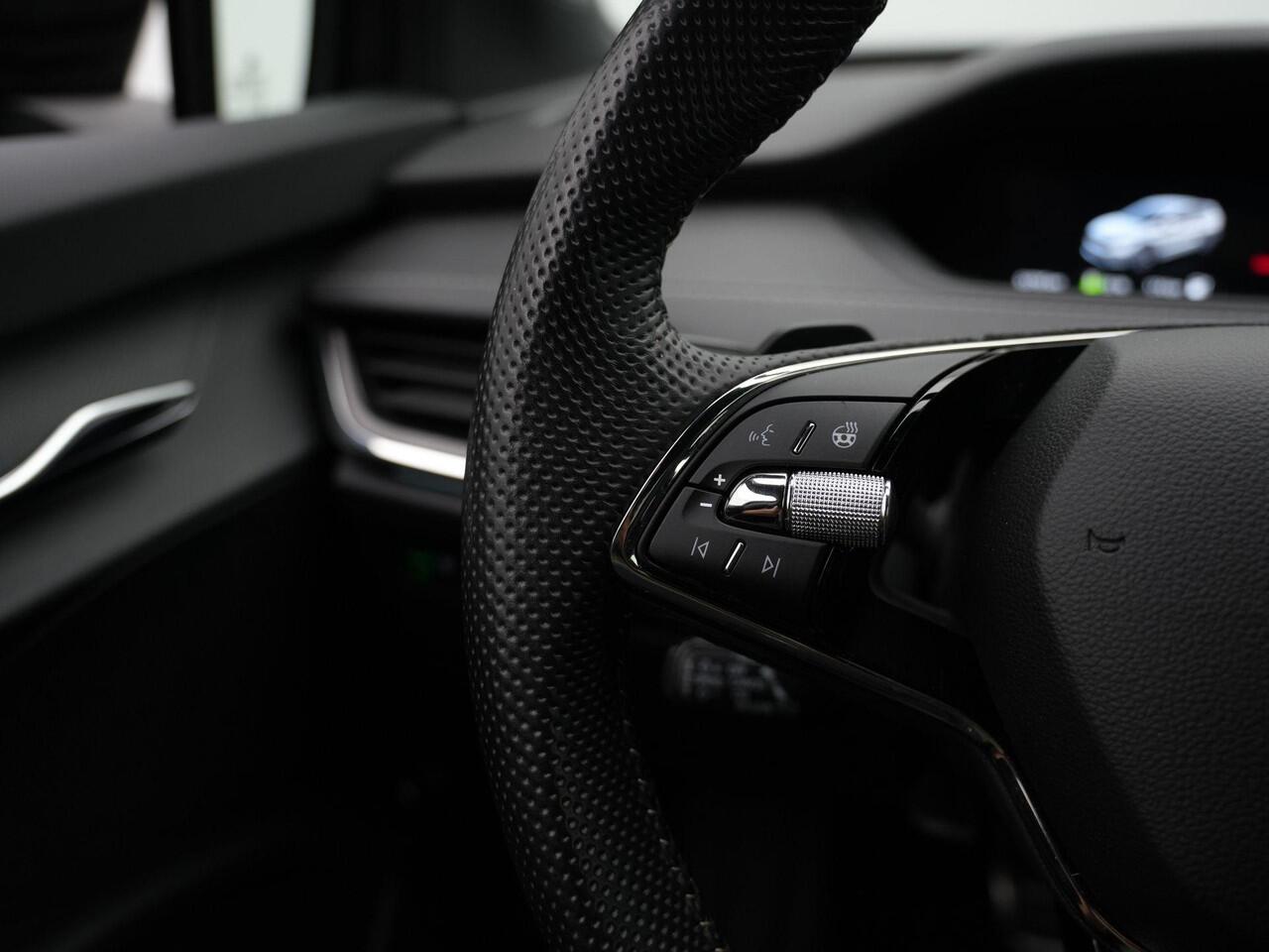 Skoda Enyaq iV 60 180 pk Sportline | Matrix LED | Stuur-/stoelverwarming | Geheugenstoel | Leder/alcantara | Navigatie