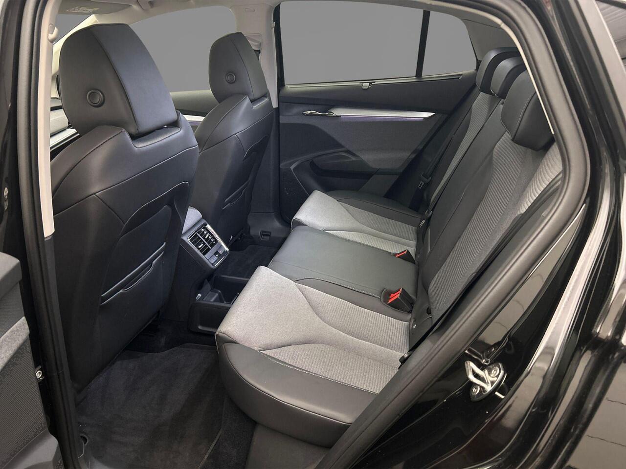 Skoda Enyaq iV Coupé 60 Business Edition Plus 180pk Automaat Panoramadak, Adaptive cruise control, Navigatie, Achteruitrijcamera, Stoelverwarming, Stuurwiel verwarmd, LED koplampen