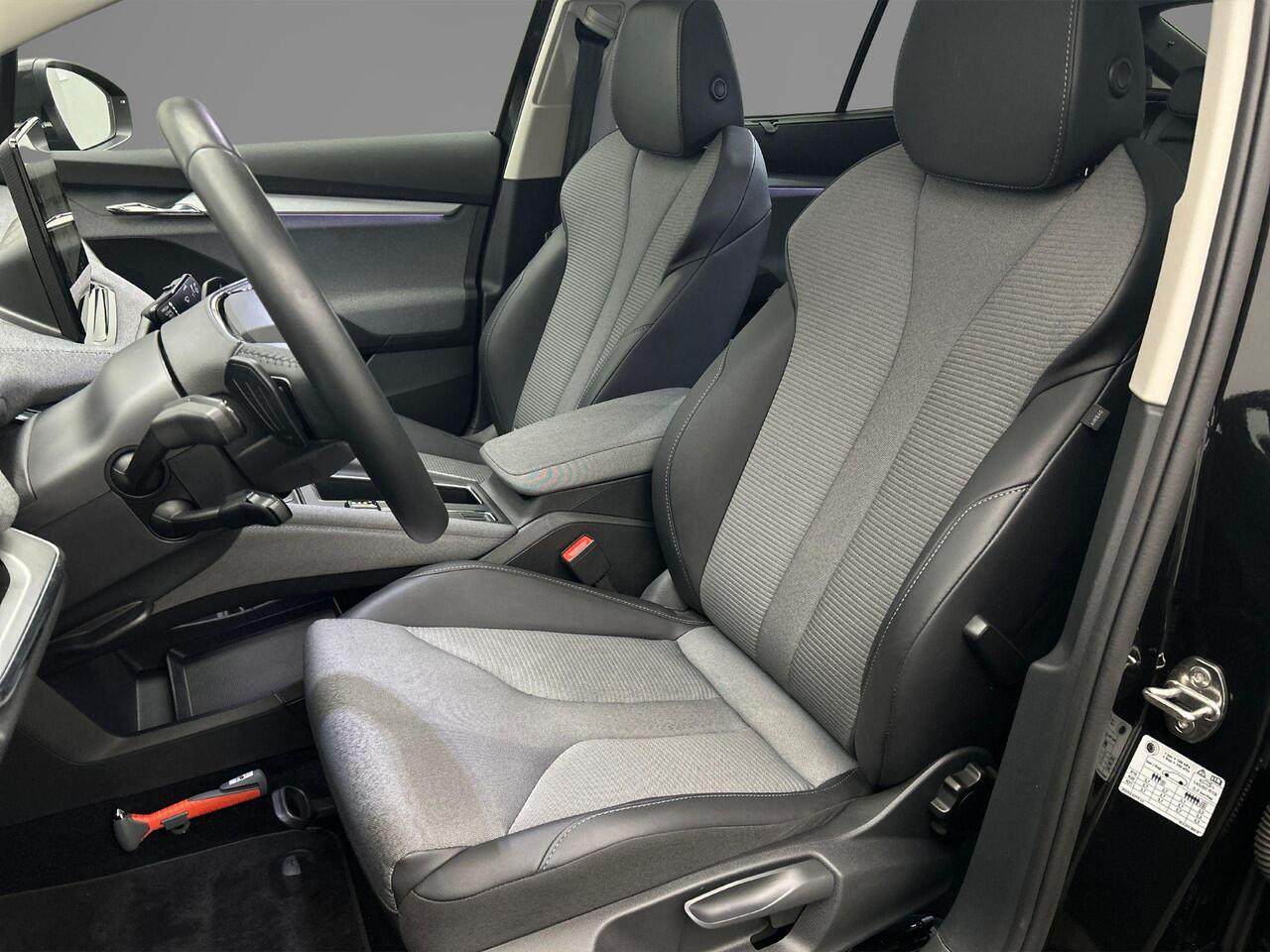 Skoda Enyaq iV Coupé 60 Business Edition Plus 180pk Automaat Panoramadak, Adaptive cruise control, Navigatie, Achteruitrijcamera, Stoelverwarming, Stuurwiel verwarmd, LED koplampen