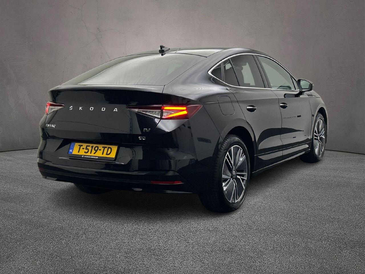 Skoda Enyaq iV Coupé 60 Business Edition Plus 180pk Automaat Panoramadak, Adaptive cruise control, Navigatie, Achteruitrijcamera, Stoelverwarming, Stuurwiel verwarmd, LED koplampen