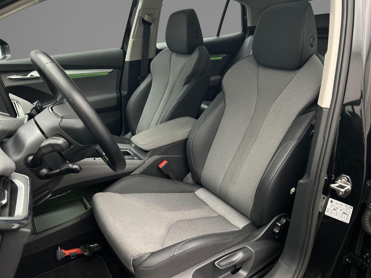 Skoda Enyaq iV Coupé 60 180pk Automaat Panoramadak, Cruise control, Achteruitrijcamera, Navigatie, LED koplampen, Parkeersensoren, Airco, App connect