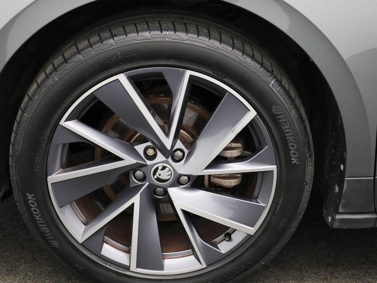 Skoda Enyaq iV 60 | Climate Control / ECC | Licht metalen velgen 20inch | Cruise control Standaard | Connectiviteit af fabriek | Navigatie | Half lederen bekleding | LED koplampen | Park Distance Control voor en achter | Achteruitrijcamera | Dakrailing |