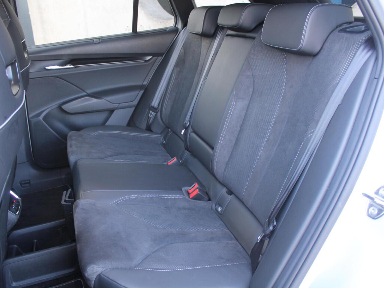 Skoda Enyaq iV 60 Sportline | TREKHAAK WEGKLAPBAAR | NAVIGATIE | ACHTERUITRIJCAMERA |