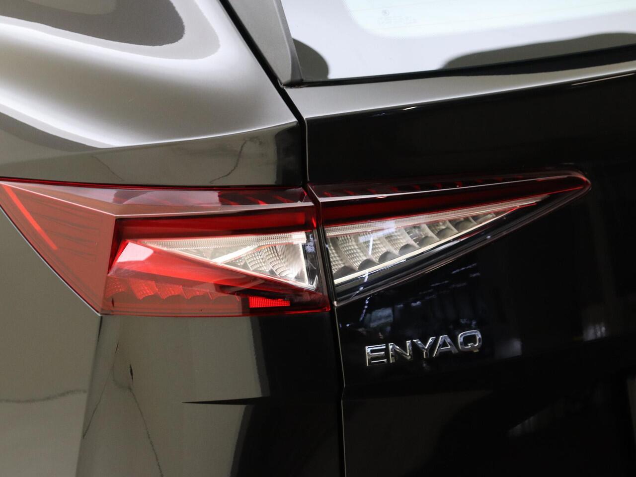 Skoda Enyaq iV 60 Selection | Navigatie | Achteruitrijcamera | Cruise control | CarPlay | Voorklimatisering | Sfeerverlichting | Elektrisch inklapbare buitenspiegels |