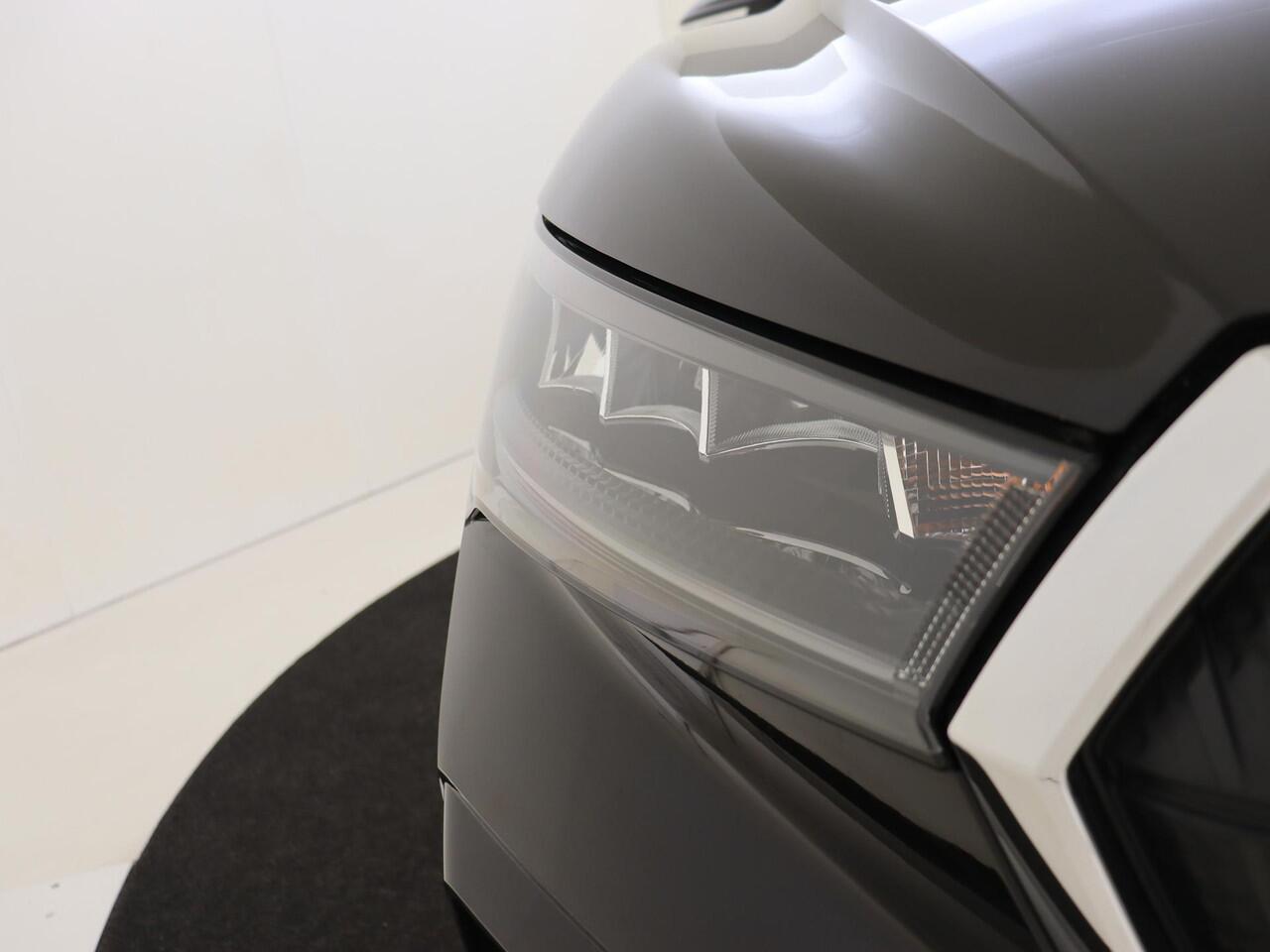 Skoda Enyaq iV 60 Selection | Navigatie | Achteruitrijcamera | Cruise control | CarPlay | Voorklimatisering | Sfeerverlichting | Elektrisch inklapbare buitenspiegels |