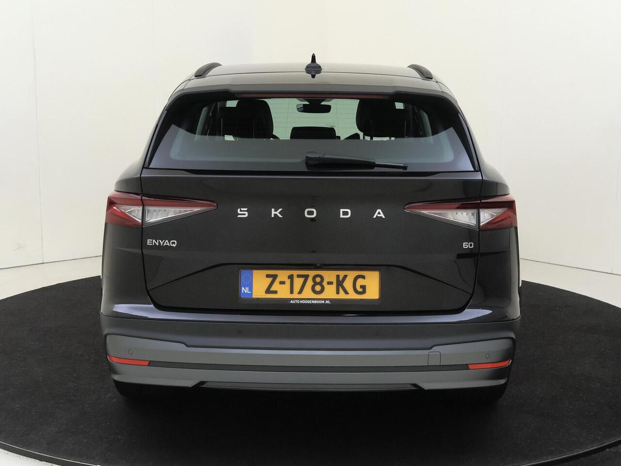Skoda Enyaq iV 60 Selection | Navigatie | Achteruitrijcamera | Cruise control | CarPlay | Voorklimatisering | Sfeerverlichting | Elektrisch inklapbare buitenspiegels |