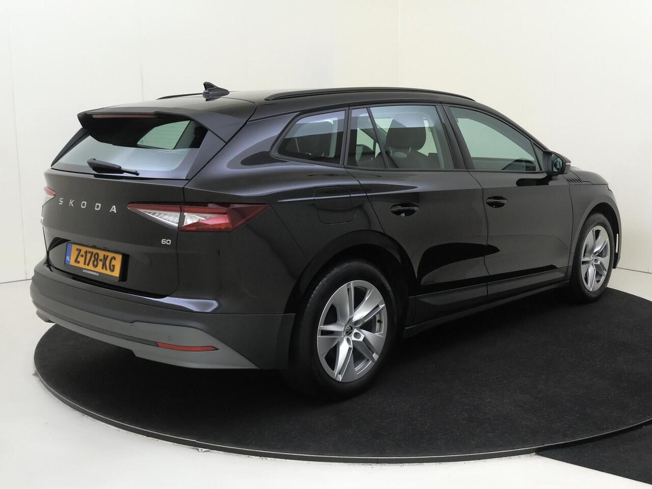 Skoda Enyaq iV 60 Selection | Navigatie | Achteruitrijcamera | Cruise control | CarPlay | Voorklimatisering | Sfeerverlichting | Elektrisch inklapbare buitenspiegels |