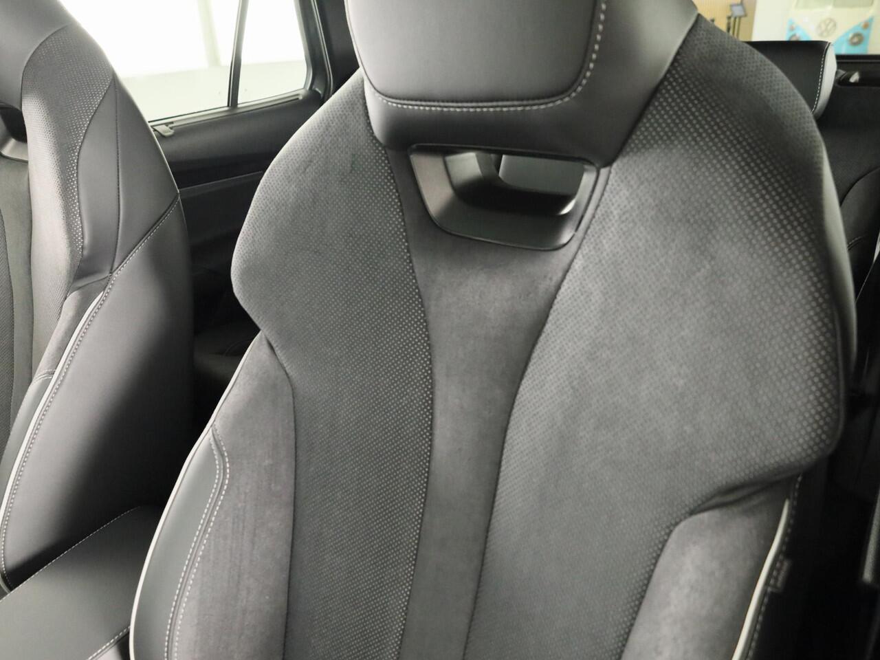 Skoda Enyaq iV 60 Sportline 204pk | Panoramadak | Light Band | Head up | Canton Sound | Elek. stoel | Adaptive Cruise | Blind spot