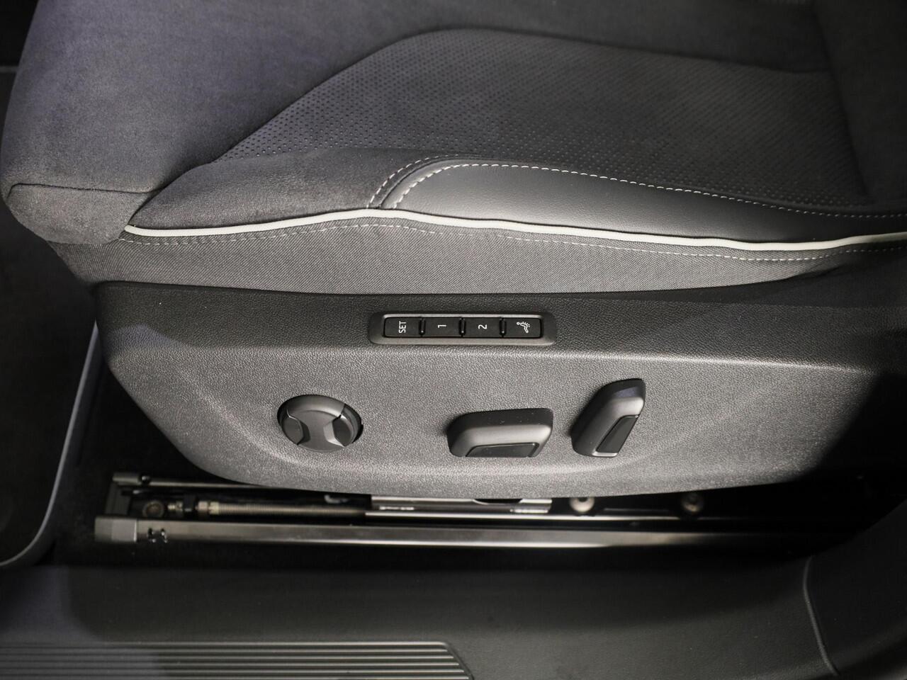 Skoda Enyaq iV 60 Sportline 204pk | Panoramadak | Light Band | Head up | Canton Sound | Elek. stoel | Adaptive Cruise | Blind spot