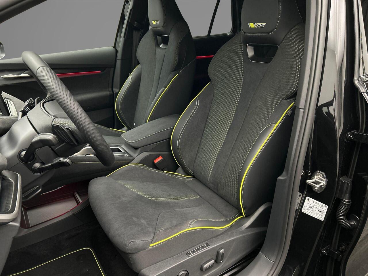 Skoda Enyaq iV 85X RS 340pk Automaat Trekhaak, 1.800 kg trekgewicht, Adaptive cruise control, LED matrix koplampen, Achteruitrijcamera, Stuurwiel verwarmd, Stoelverwarming