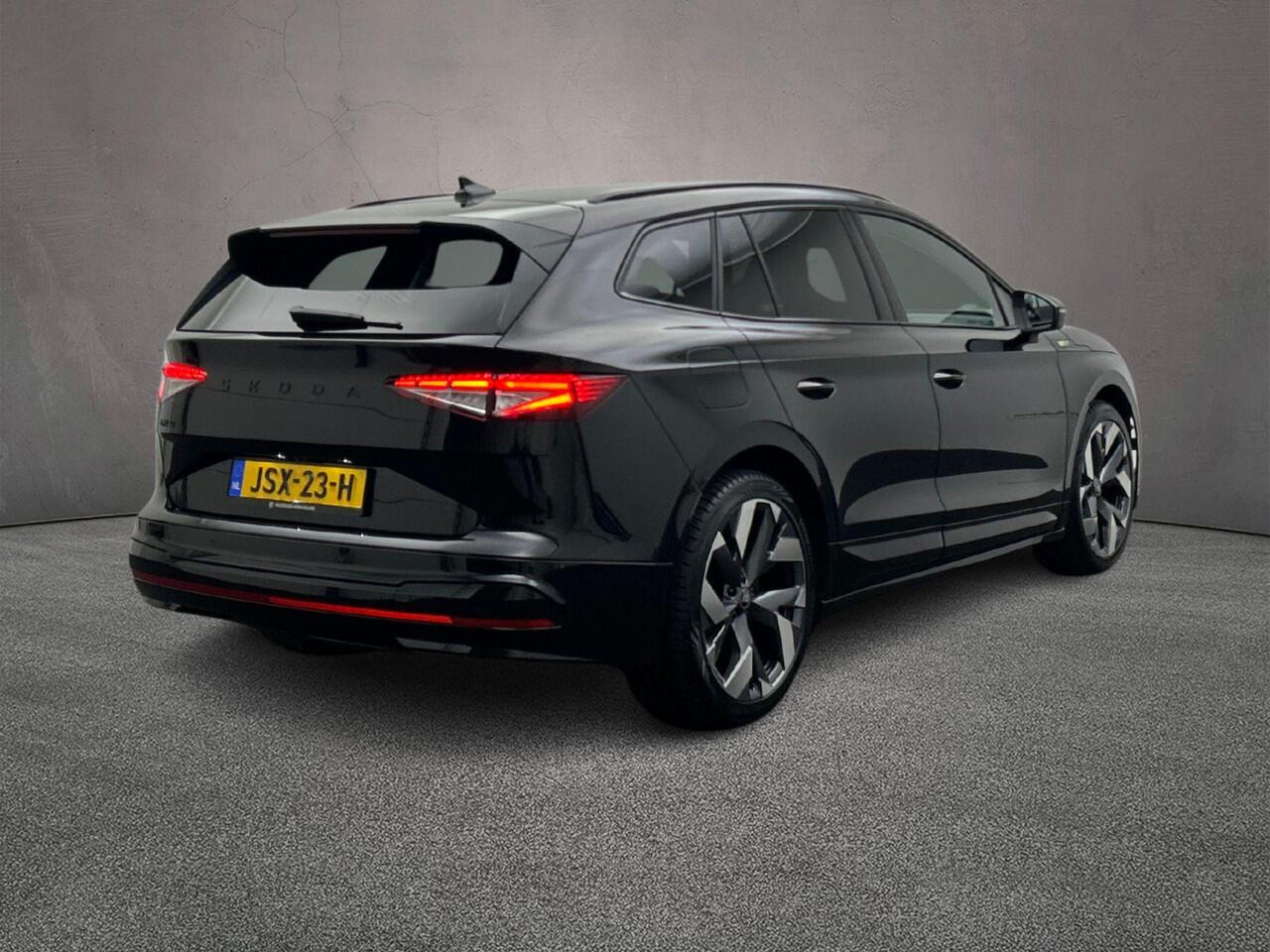 Skoda Enyaq iV 85X RS 340pk Automaat Trekhaak, 1.800 kg trekgewicht, Adaptive cruise control, LED matrix koplampen, Achteruitrijcamera, Stuurwiel verwarmd, Stoelverwarming