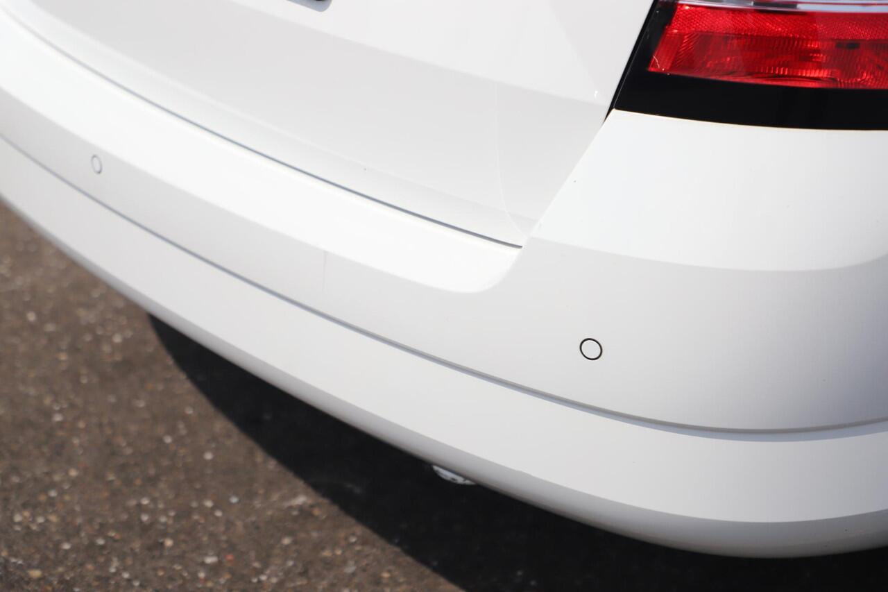 Skoda FABIA Combi 1.0 TSI Drive 95PK Radio Airco Stoelverwarming Parkeersensor