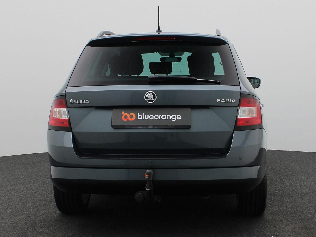 Skoda FABIA Combi 1.0 TSI Clever 95PK Trekhaak, Stoelverwarming, Climate control, Cruise control, Parkeersensoren achter, Navi, 16" LM Velgen