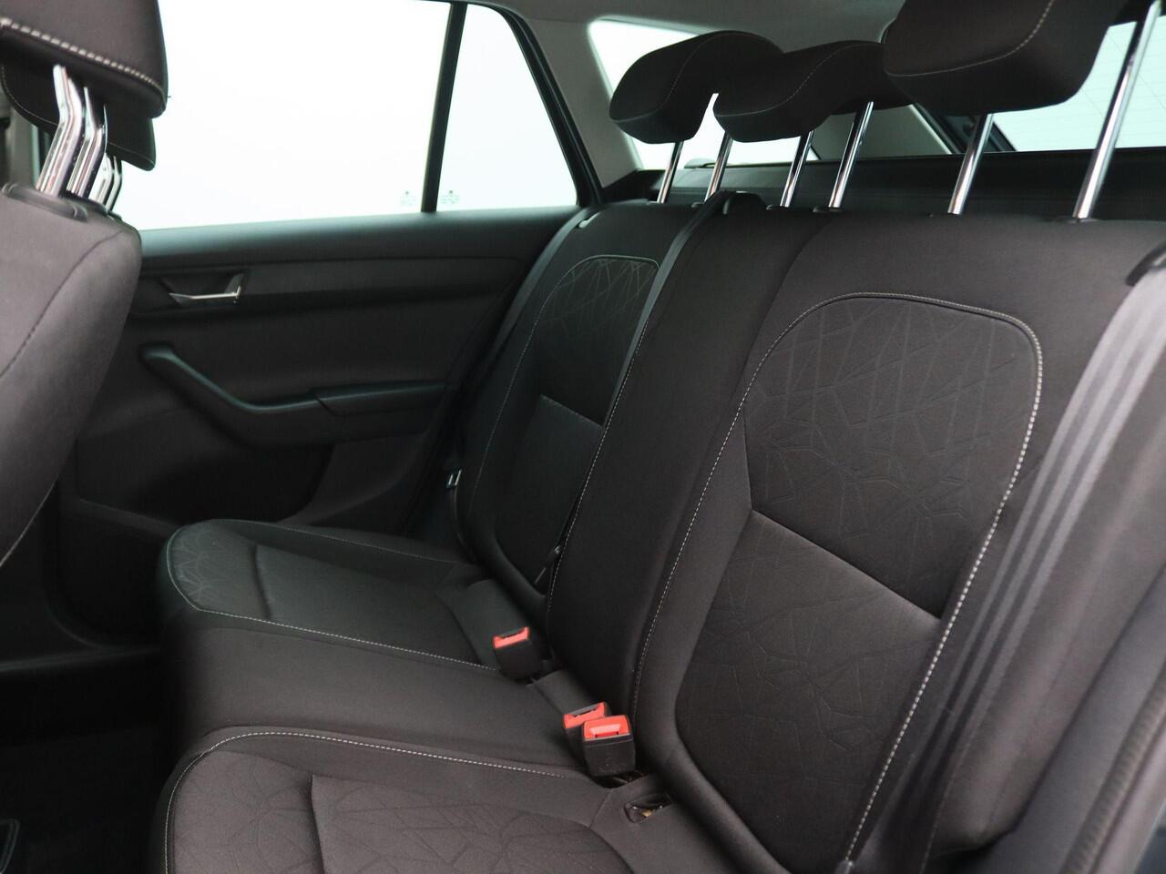 Skoda FABIA Combi 1.0 TSI Clever 95PK Trekhaak, Stoelverwarming, Climate control, Cruise control, Parkeersensoren achter, Navi, 16" LM Velgen