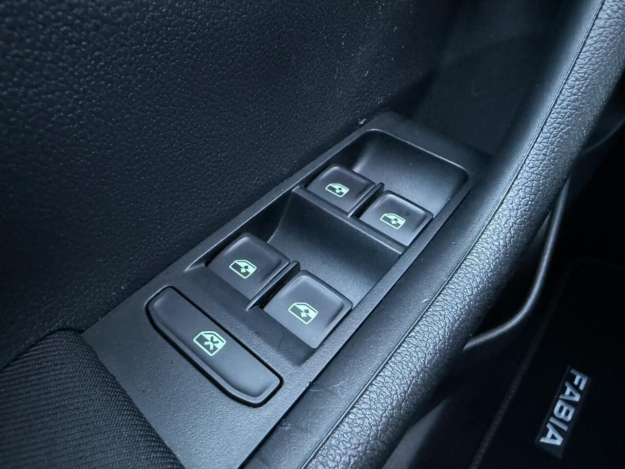 Skoda FABIA Combi 1.0 Business Edition ?Nieuw Model ?Apple Carplay & Android Auto ?Navigatie ?Climate ?Stoelverwarming ?Cruise ?Parkeersensoren ?Lichtmetaal