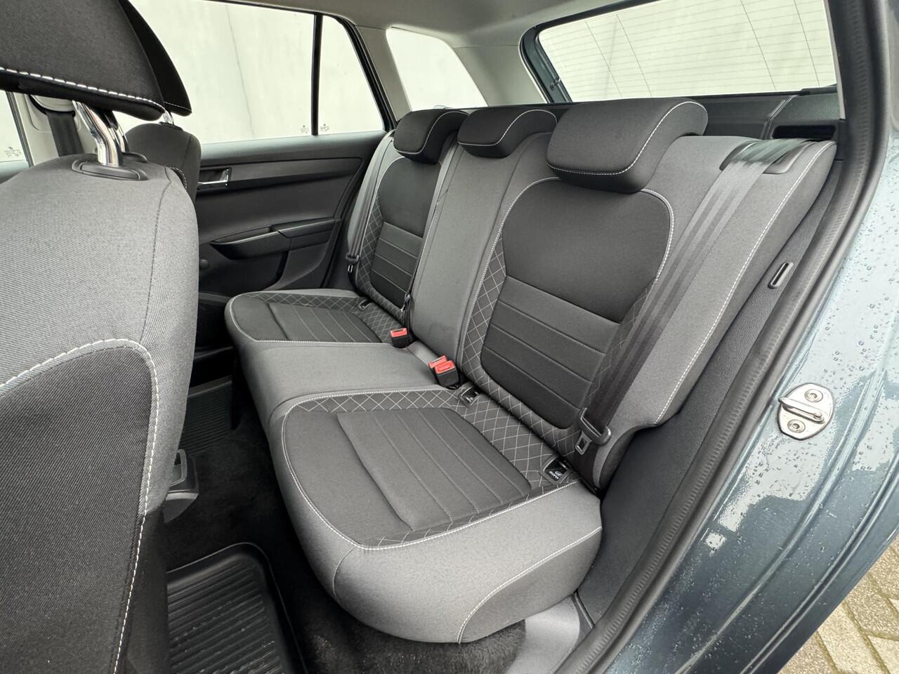 Skoda FABIA Combi 1.0 TSI Ambition / Lichtmetalen Velgen / Achteruitrijcamera met Parkeersensoren / Cruise Control / All Season banden / Trekhaak (1000 kg trekgewicht)/