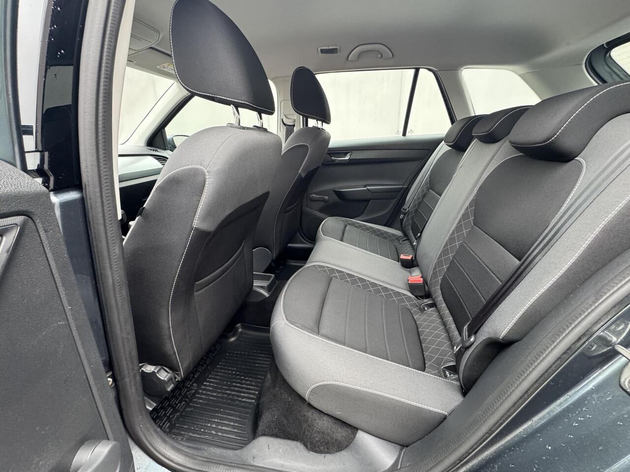 Skoda FABIA Combi 1.0 TSI Ambition / Lichtmetalen Velgen / Achteruitrijcamera met Parkeersensoren / Cruise Control / All Season banden / Trekhaak (1000 kg trekgewicht)/