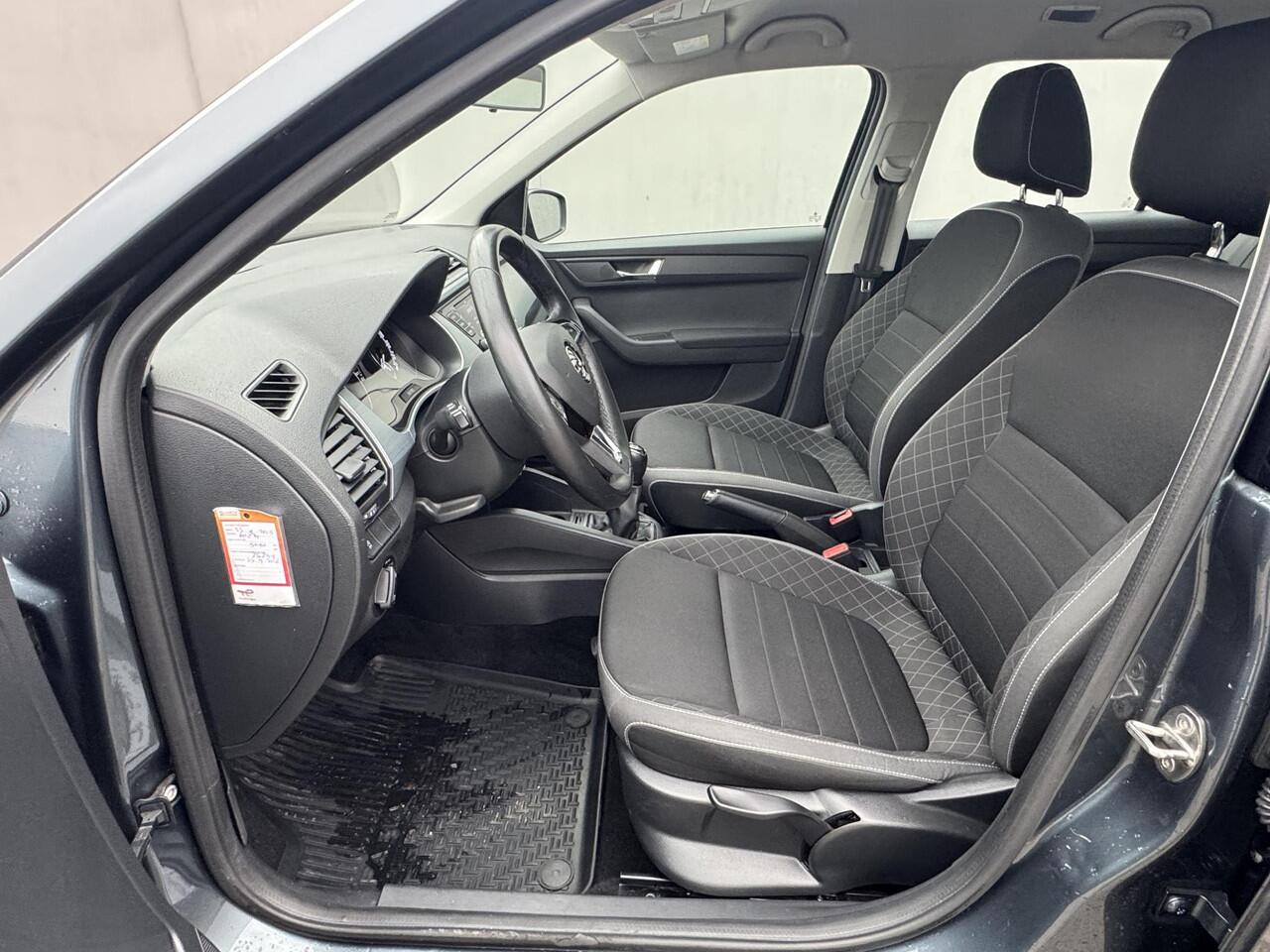 Skoda FABIA Combi 1.0 TSI Ambition / Lichtmetalen Velgen / Achteruitrijcamera met Parkeersensoren / Cruise Control / All Season banden / Trekhaak (1000 kg trekgewicht)/