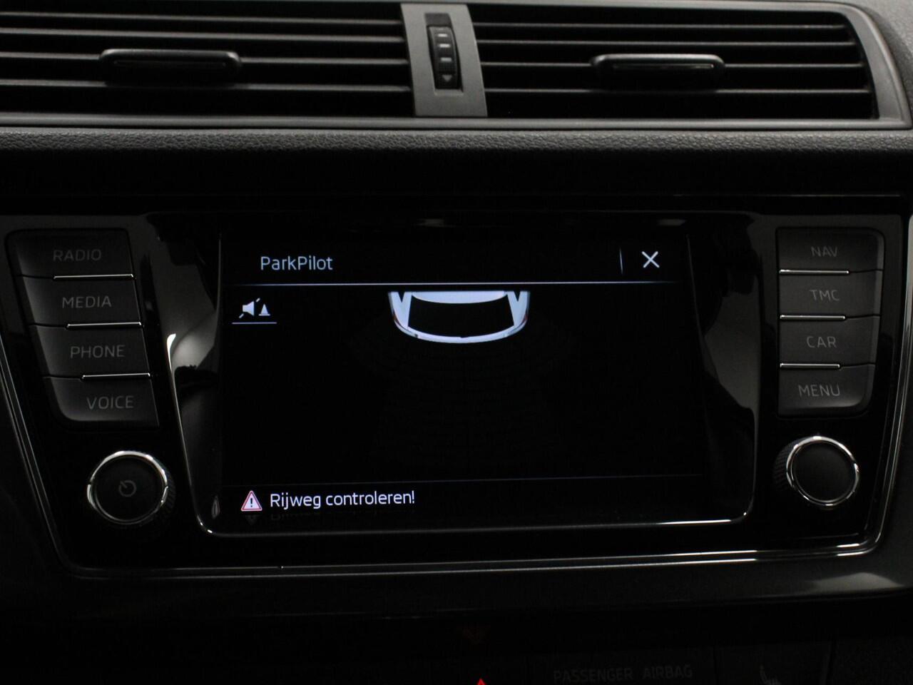 Skoda FABIA Combi 1.0 TSI Automaat Business Edition | Trekhaak | Navigatie | Apple Carplay/Android Auto | Parkeersensoren achter | Stoelverwarming | Cruise Control | Airco | | Lichtmetalen velgen