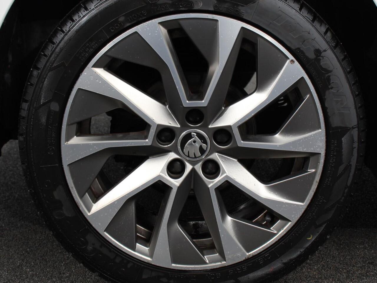 Skoda FABIA Combi 1.0 TSI Automaat Business Edition | Trekhaak | Navigatie | Apple Carplay/Android Auto | Parkeersensoren achter | Stoelverwarming | Cruise Control | Airco | | Lichtmetalen velgen