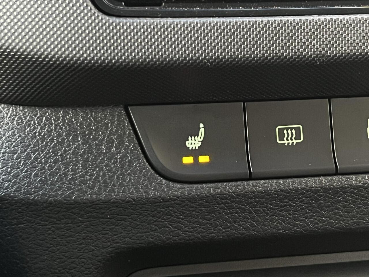 Skoda FABIA 1.0 TSI Ambition | Stoelverwarming | Parkeersensoren | Airco | DAB+ |