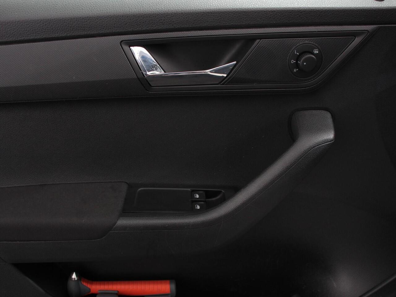 Skoda FABIA Combi 1.0 TSI Automaat Business Edition | Trekhaak | Navigatie | Apple Carplay/Android Auto | Parkeersensoren achter | Stoelverwarming | Cruise Control | Airco | | Lichtmetalen velgen