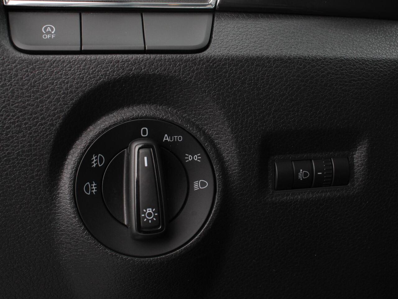 Skoda FABIA Combi 1.0 TSI Automaat Business Edition | Trekhaak | Navigatie | Apple Carplay/Android Auto | Parkeersensoren achter | Stoelverwarming | Cruise Control | Airco | | Lichtmetalen velgen