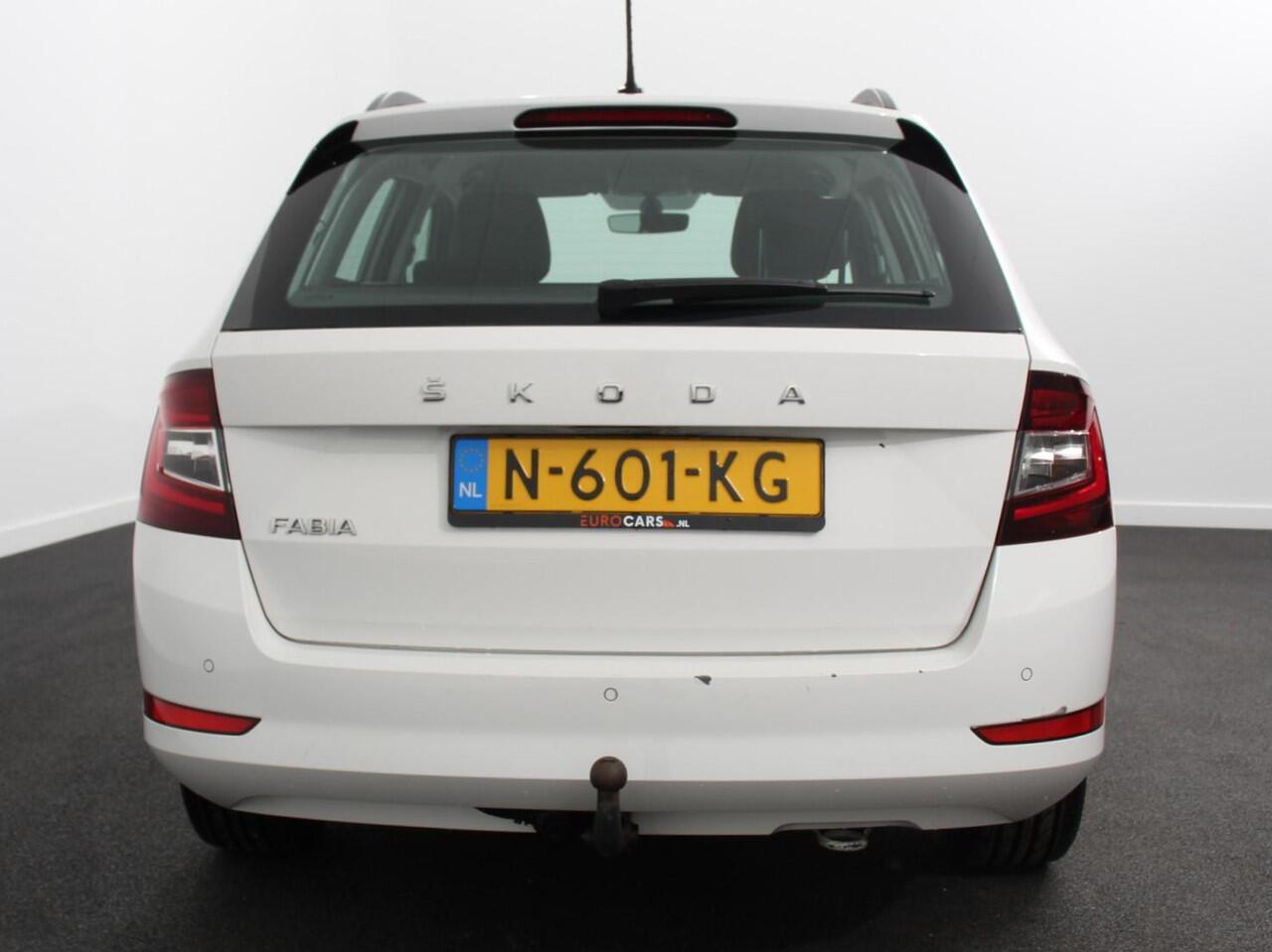 Skoda FABIA Combi 1.0 TSI Automaat Business Edition | Trekhaak | Navigatie | Apple Carplay/Android Auto | Parkeersensoren achter | Stoelverwarming | Cruise Control | Airco | | Lichtmetalen velgen