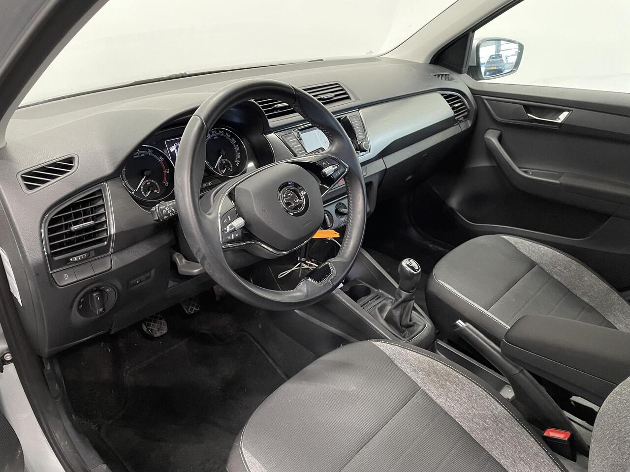 Skoda FABIA 1.0 TSI Business Edition Navigatie Apple Carplay/Android Auto Parkeersensoren achter Cruise Control Airco Lichtmetalen velgen