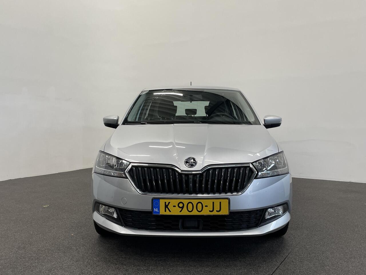 Skoda FABIA 1.0 TSI Business Edition Navigatie Apple Carplay/Android Auto Parkeersensoren achter Cruise Control Airco Lichtmetalen velgen