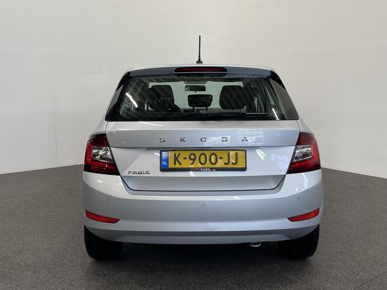 Skoda FABIA 1.0 TSI Business Edition Navigatie Apple Carplay/Android Auto Parkeersensoren achter Cruise Control Airco Lichtmetalen velgen