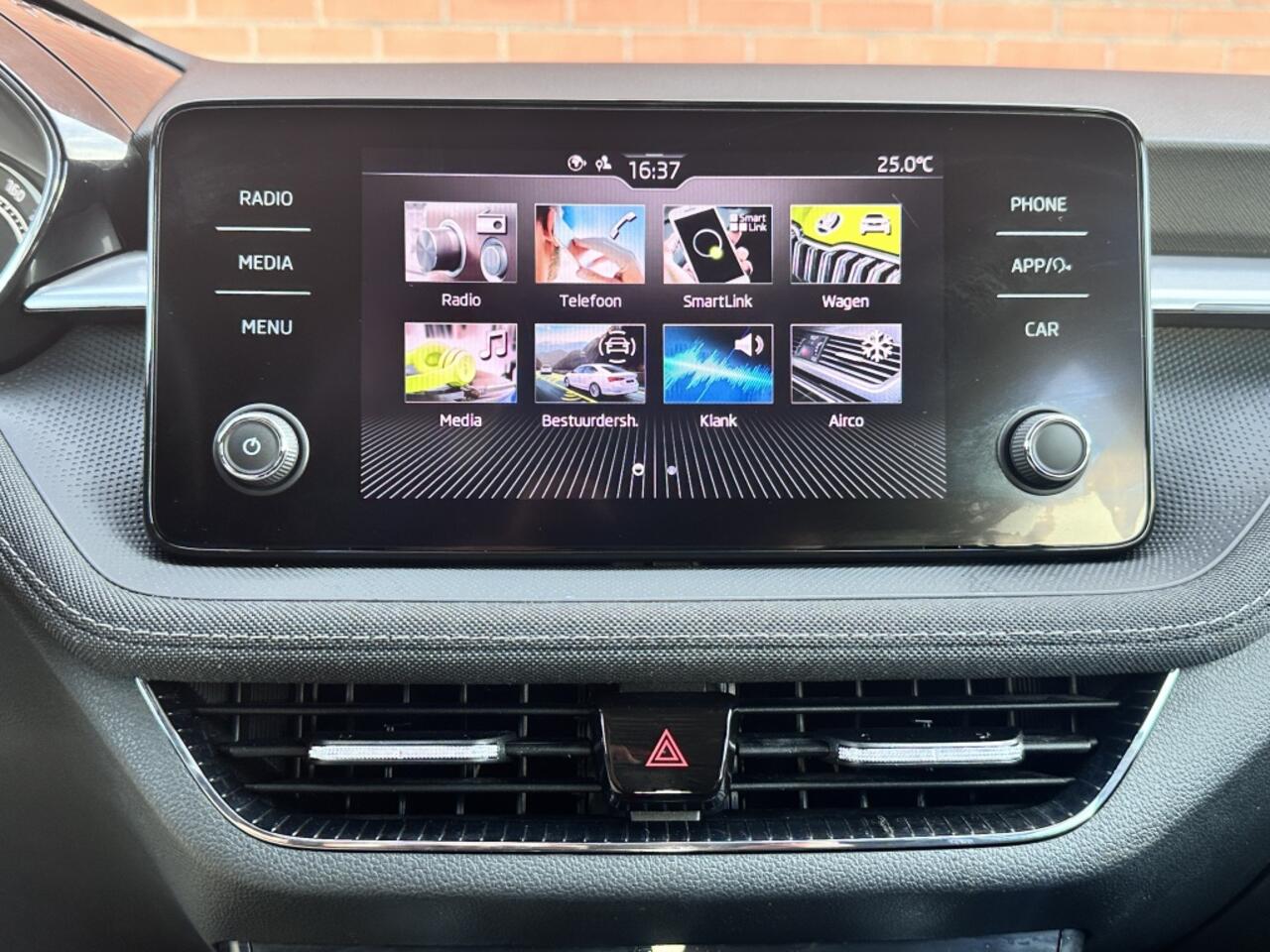 Skoda FABIA 1.0 TSI Style Bi-Tone: Stijlvol, Zuinig & Dealer onderhouden!