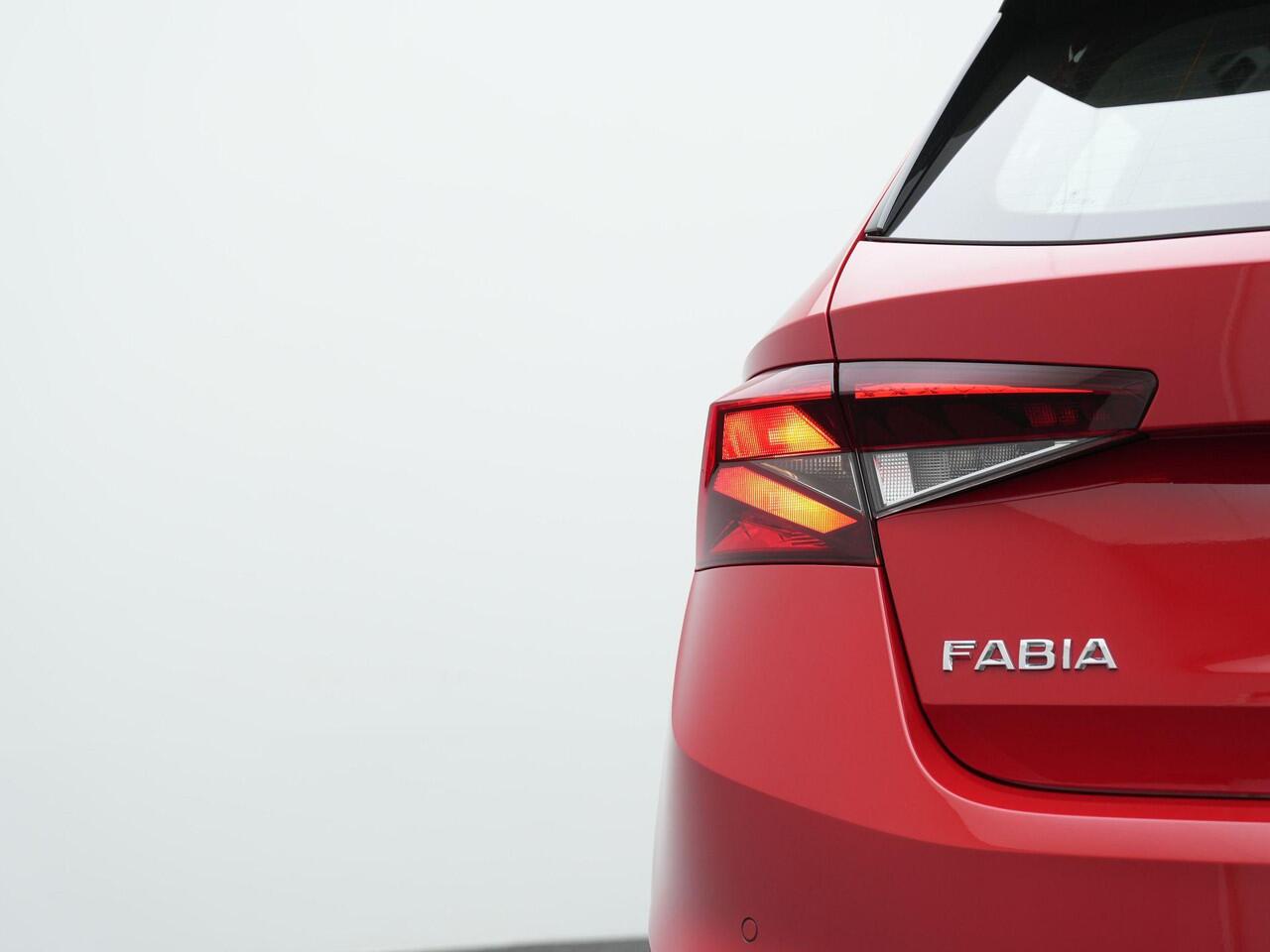 Skoda FABIA 1.0 TSI 110 pk Style | Adaptive Cruise | Navigatie | Parkeersensoren voor/achter | Keyless Entry | Carplay