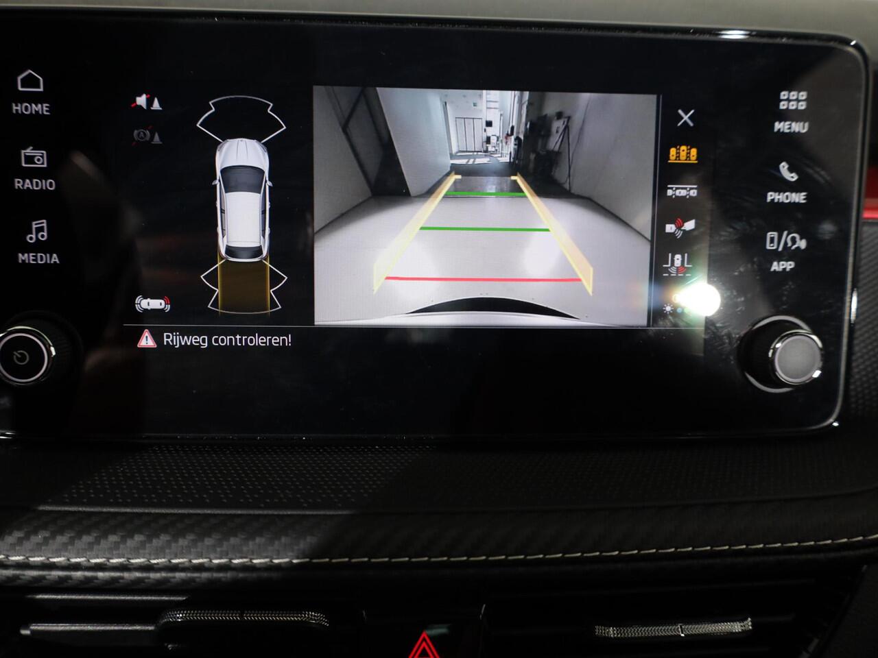 Skoda FABIA 1.0 TSI Monte Carlo 115 pk Automaat (DSG) | Panoramadak| Verlengde garantie | Navigatie via App | Parkeersensoren | Achteruitrijcamera | Stoelverwarming |